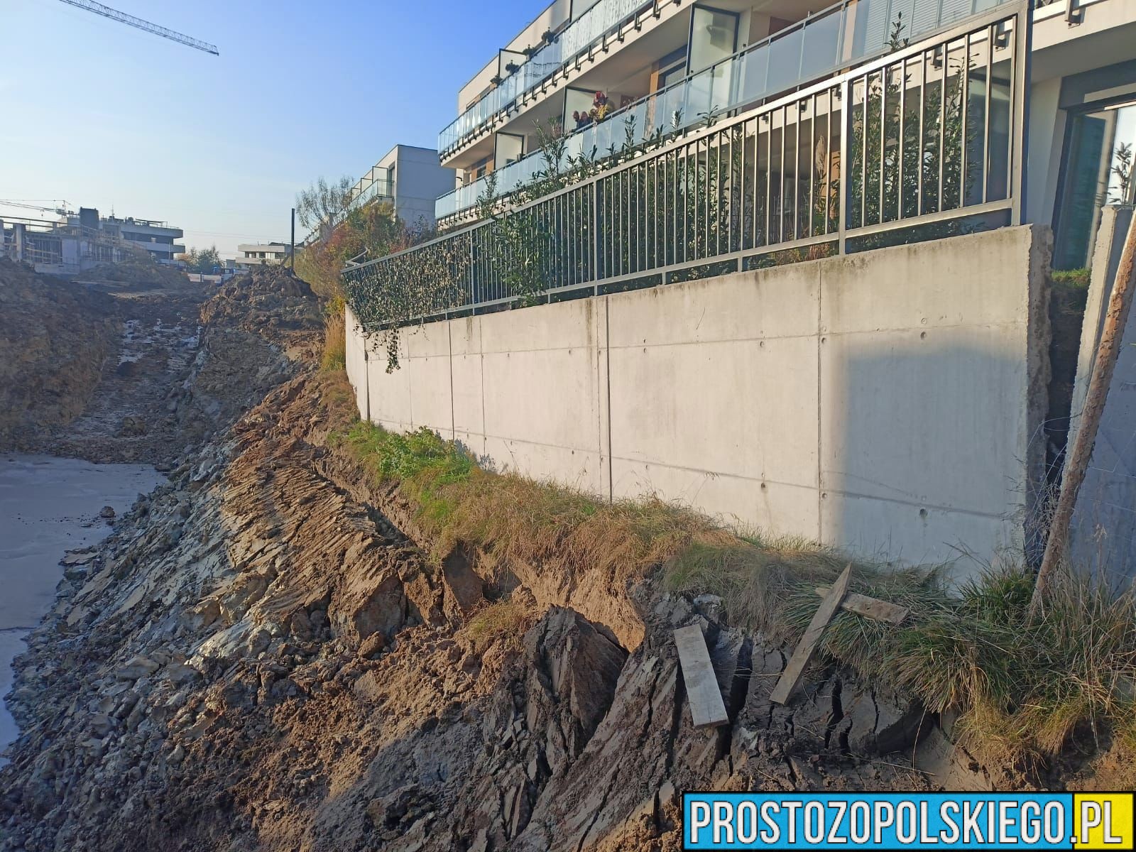 Ewakuacja mieszkańców bloków przy ul. Źródlanej w Opolu. Osunął się mur oporowy.