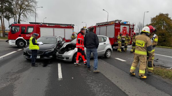 Wypadek na ul. Wrocławskiej w Opolu koło stacji paliw. Dwie osoby zabrane do szpitala