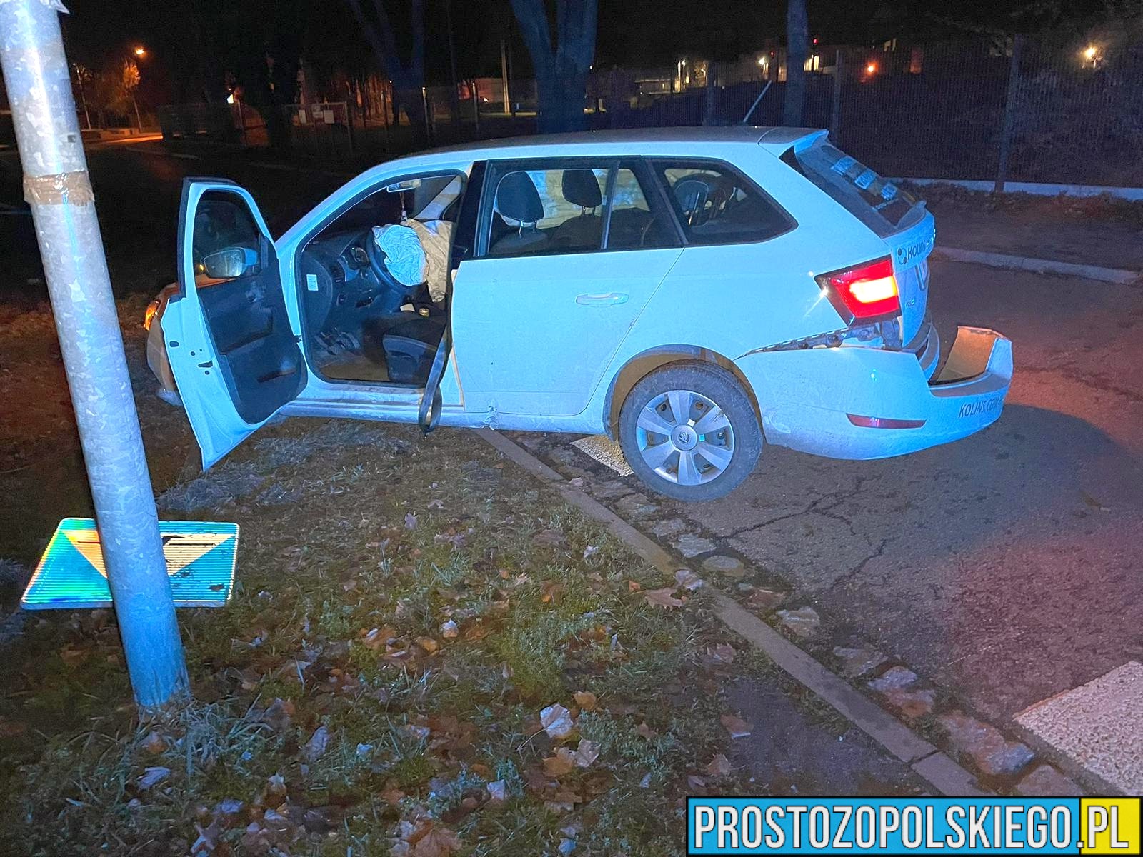 27-latej jadący autem uszkodził latarnie i znak drogowy. Mężczyzna miał ponad 2 promile alkoholu w organizmie.(Zdjęcia)