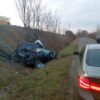 Kierujący Volvo stracił panowanie nad pojazdem, zjechał z autostrady i spadł z wiaduktu. Dwie osoby zostały ranne. (Zdjęcia)