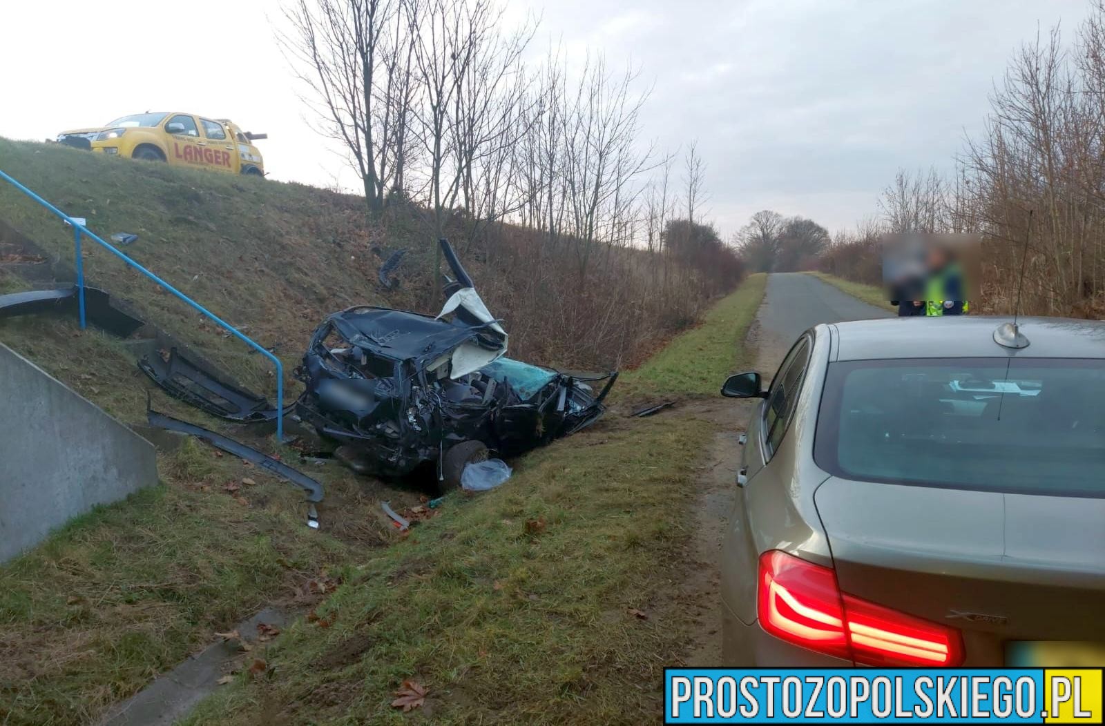 Kierujący Volvo stracił panowanie nad pojazdem, zjechał z autostrady i spadł z wiaduktu. Dwie osoby zostały ranne. (Zdjęcia)