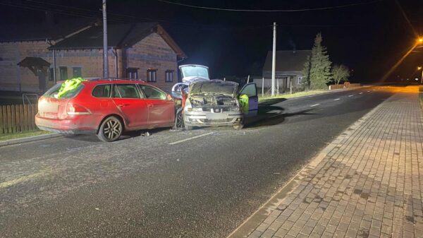 Narok : Zderzenie dwóch samochodów. Dwie osoby zostały zabrane do szpitala.(Zdjęcia)