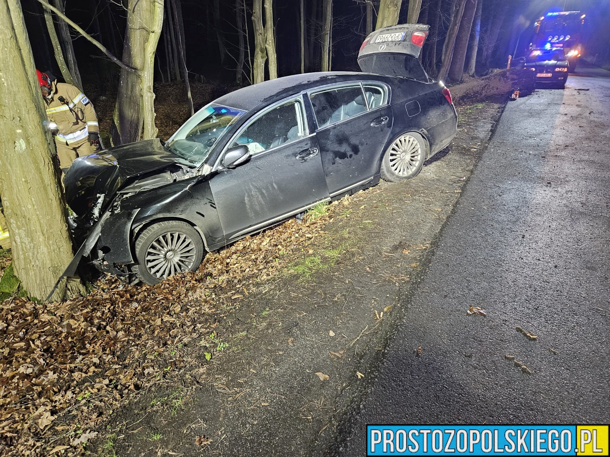 Murów: Kierujący autem wjechał w drzewo. Jedna osoba zabrana do szpitala. (Zdjęcia)