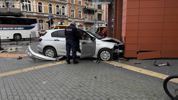 Policjanci wyjaśniają okoliczności zdarzenia drogowego z udziałem nieoznakowanego radiowozu.