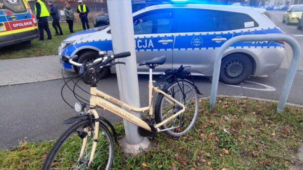 Wypadek drogowy na skrzyżowaniu Bielska, a Aleja Solidarności w Opolu. Rowerzystka zabrana do szpitala.(Zdjęcia)