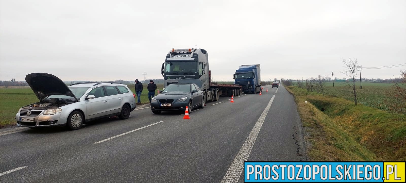 Zderzenie dwóch osobówek i dwóch ciężarówek na DW 401 w miejscowości Chróścina Nyska. (Zdjęcia)