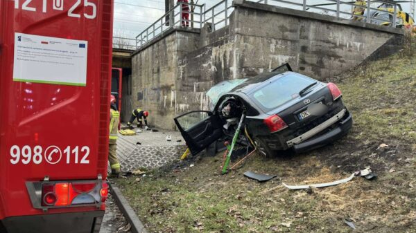 Samochód wjechał w wiadukt w Sławięcicach. Na miejscu lądował LPR.(Zdjęcia)