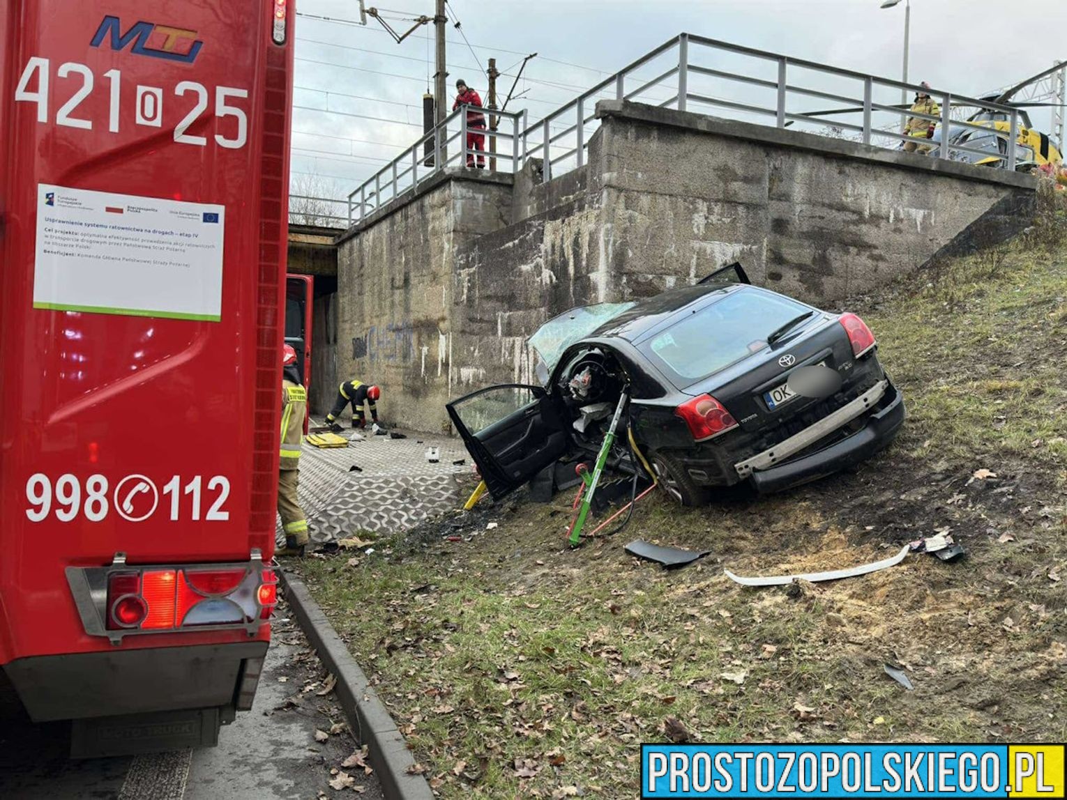 Samochód wjechał w wiadukt w Sławięcicach. Na miejscu lądował LPR.(Zdjęcia)