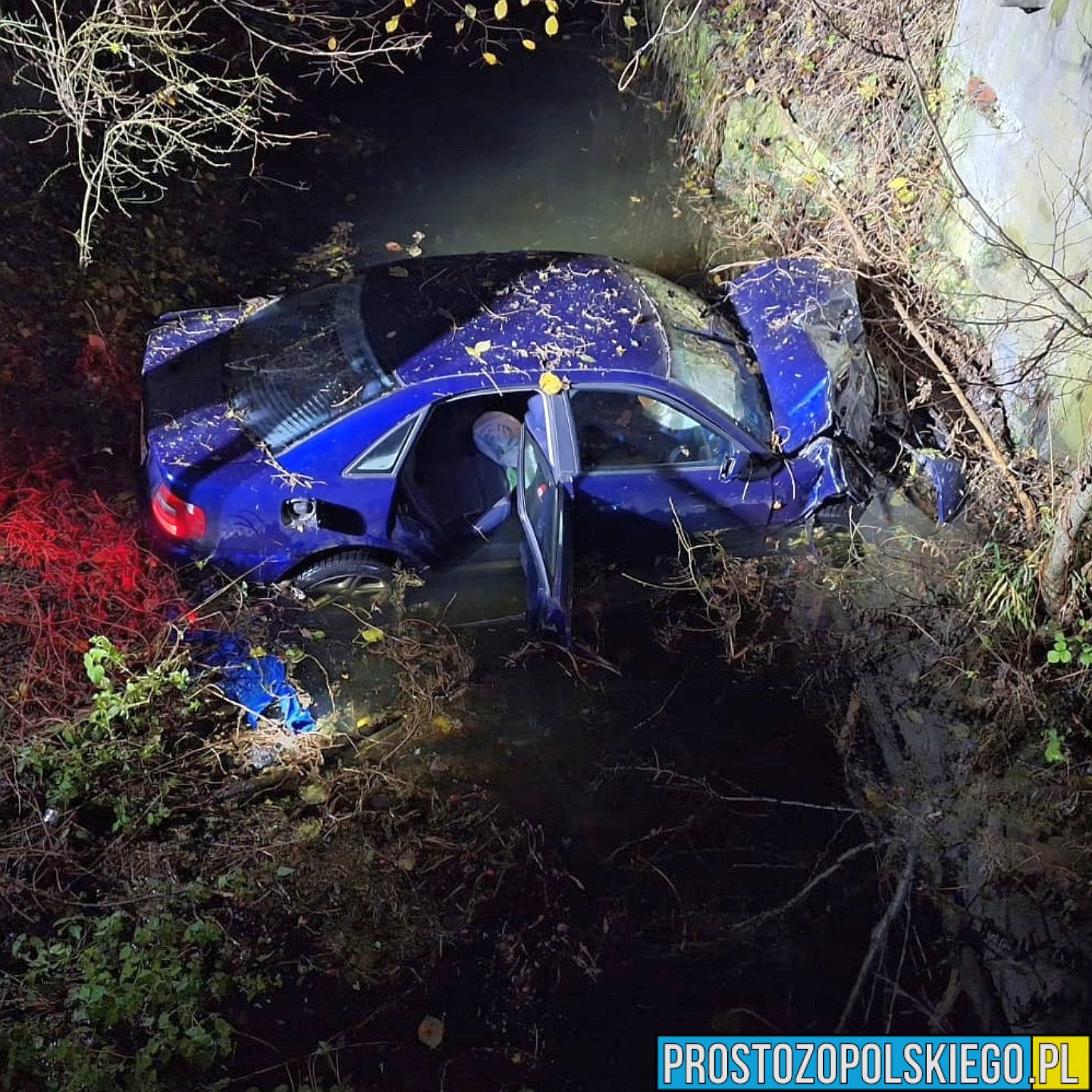 Kierujący samochodem Audi zakończył swoja jazdę w rzece, w miejscowości Młotkowice w powiecie namysłowskim.(Foto&Wideo)