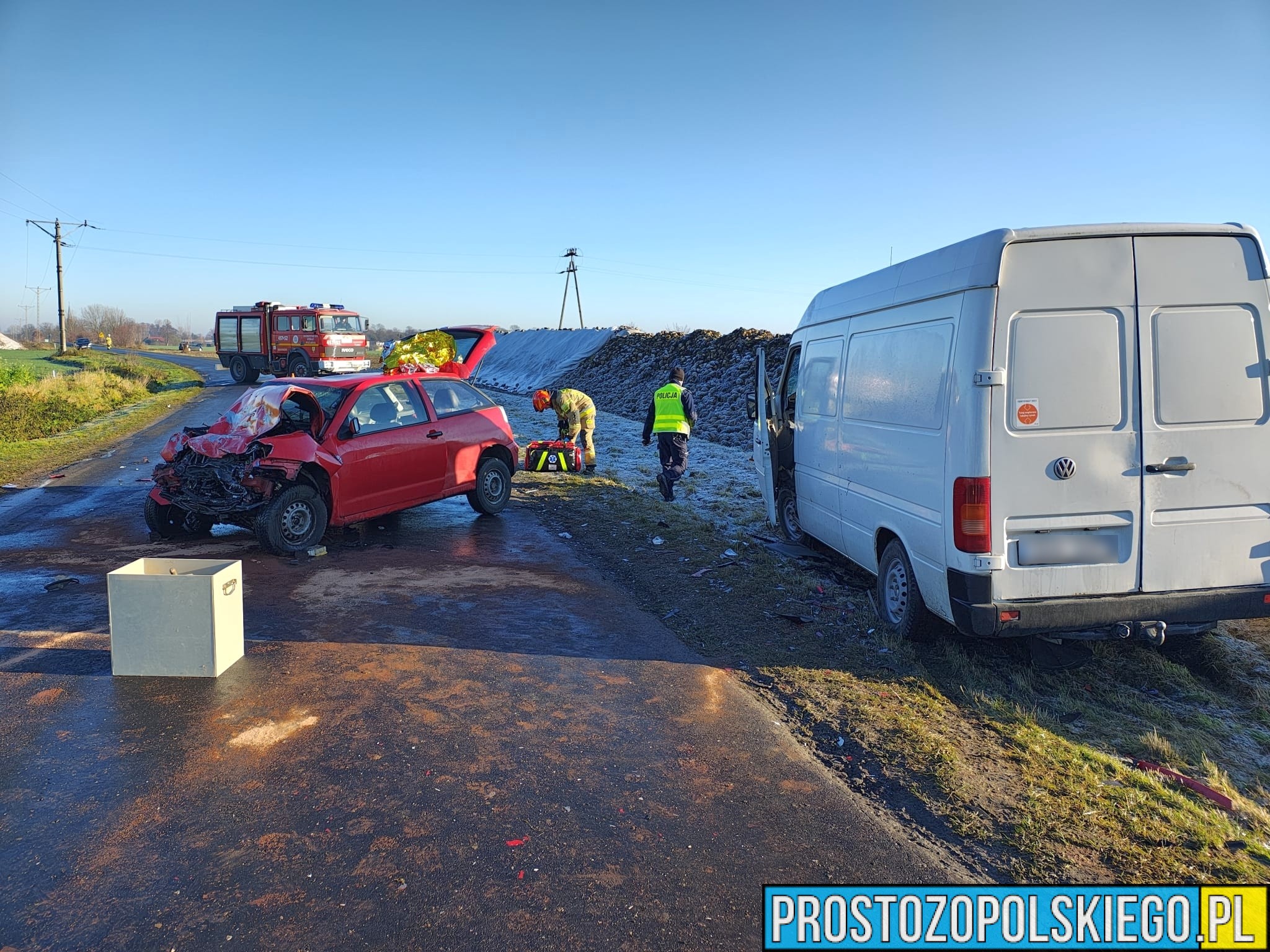 Zderzenie osobówki z busem na trasie pomiędzy Kowalowicami a Objazdą. Na miejscu lądował LPR.