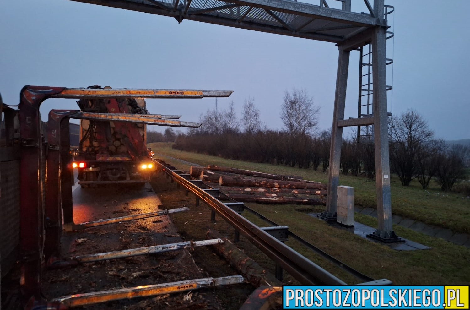 Oszukać przeznaczenie... z naczepy na autostradzie wypadły drewniane bale