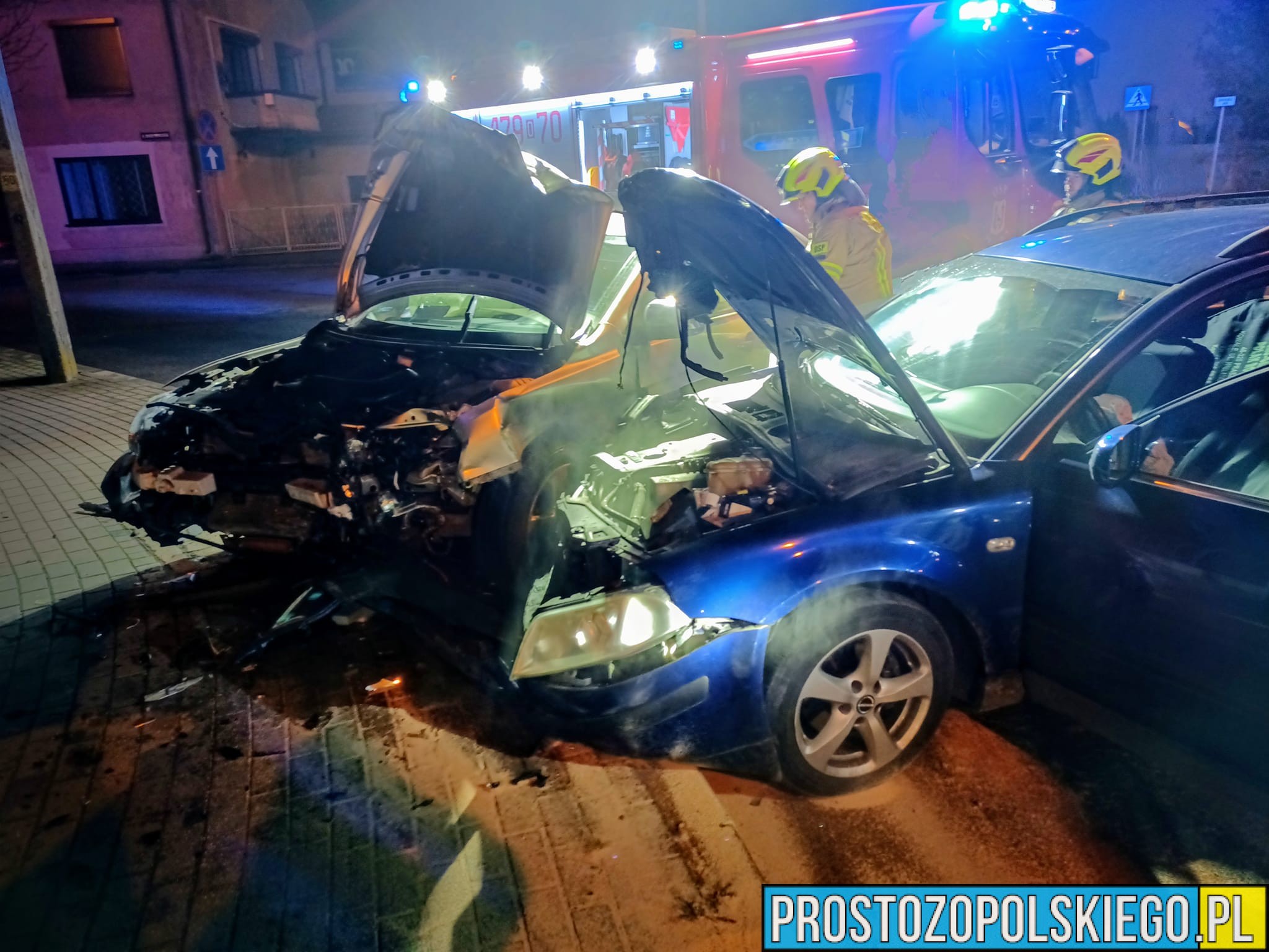 Zderzenie dwóch samochodów osobowych na skrzyżowaniu w Praszce.