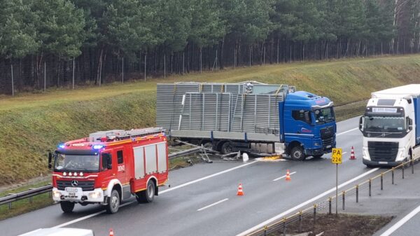 Zdarzenie drogowe z udziałem samochodu ciężarowego na opolskim odcinku autostrady A4 . (Zdjęcia)