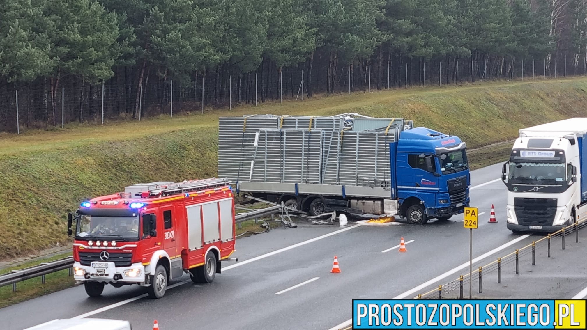 Zdarzenie drogowe z udziałem samochodu ciężarowego na opolskim odcinku autostrady A4 . (Zdjęcia)