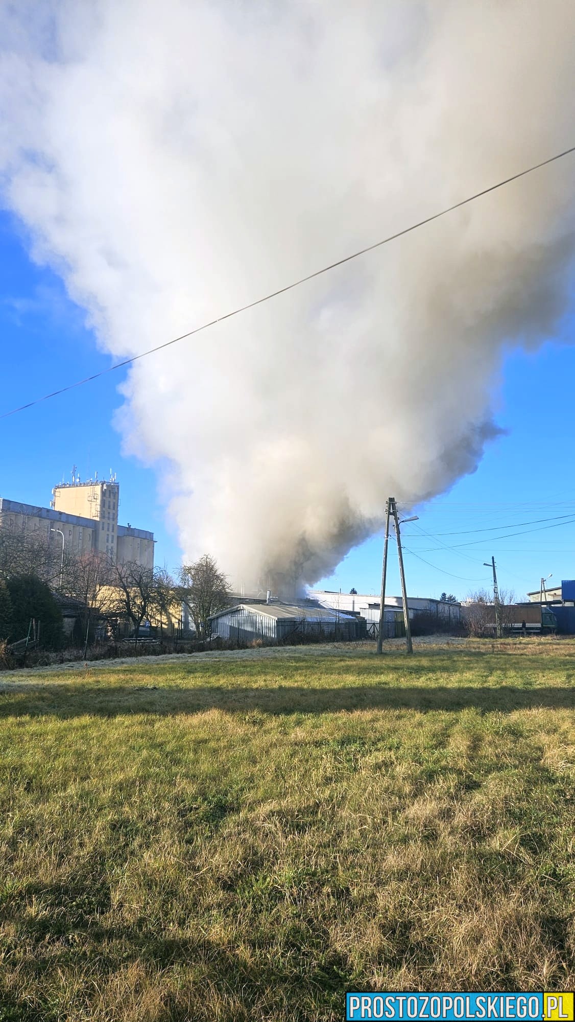 Pożar w Prudniku, pożar zakładu, pożar hali, duży pożar, prostozopolskiego, prosto z, prostozopolskiego.pl pożar zakładu, pożar w opolskim, 