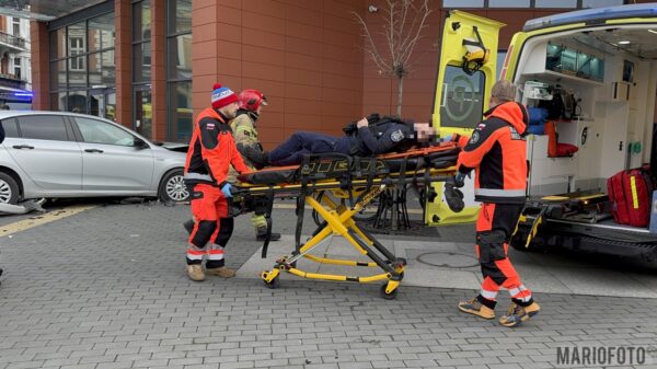 Wypadek radiowozu w centrum Opola. Dwóch funkcjonariuszy rannych.(Wideo&Foto)