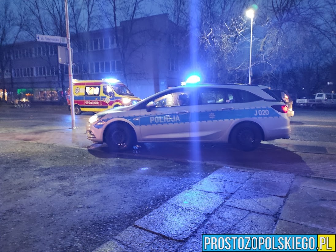 Policjanci z Kędzierzyna-Koźla w ostatniej chwili, wyprowadzili z palącego się mieszkania seniorów.