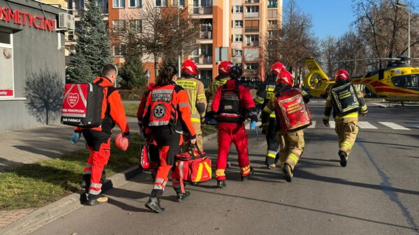 Poparzone wrzątkiem dziecko w Kędzierzynie Koźlu. Na głównym skrzyżowaniu lądował LPR (Zdjęcia)