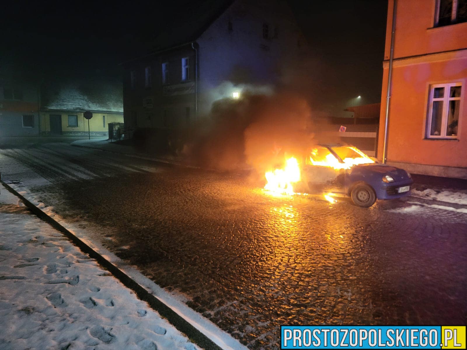 Doszczętnie spalił się samochód w miejscowości Skorogoszcz w powiecie brzeskim. (Zdjęcia)