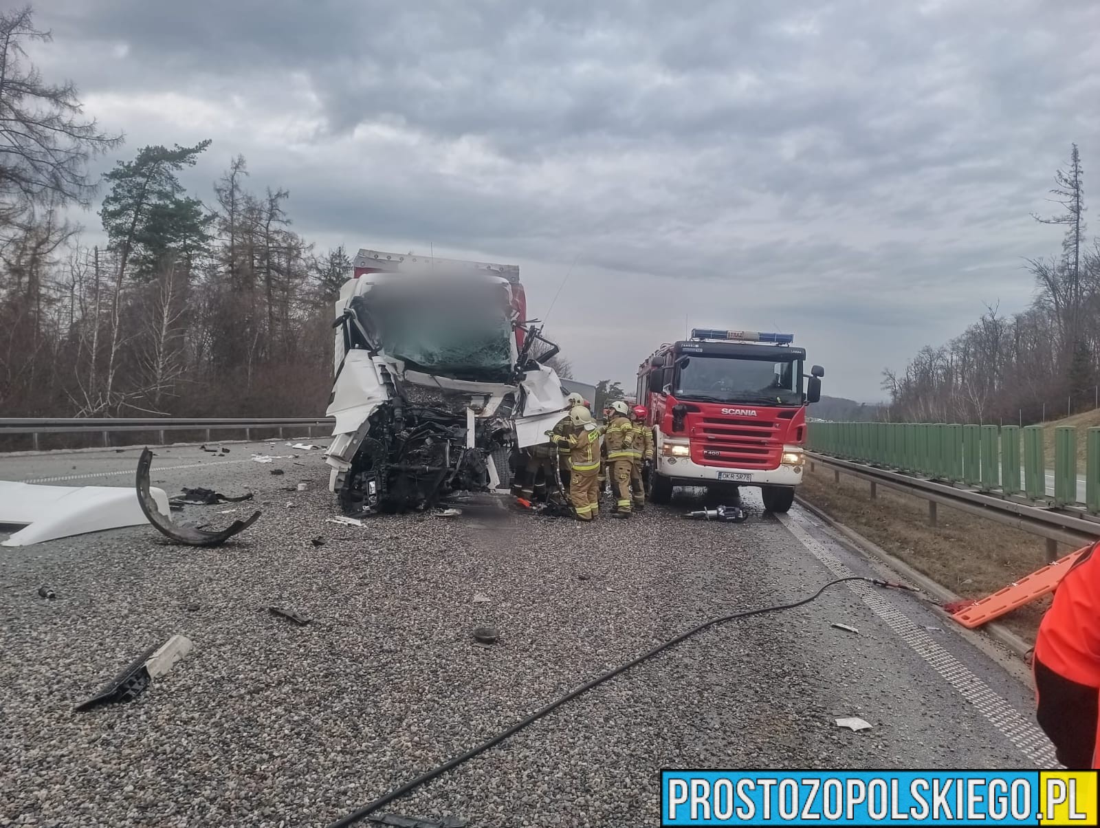 Zderzenie dwóch ciężarówek na autostradzie A4. Na miejscu lądował LPR.