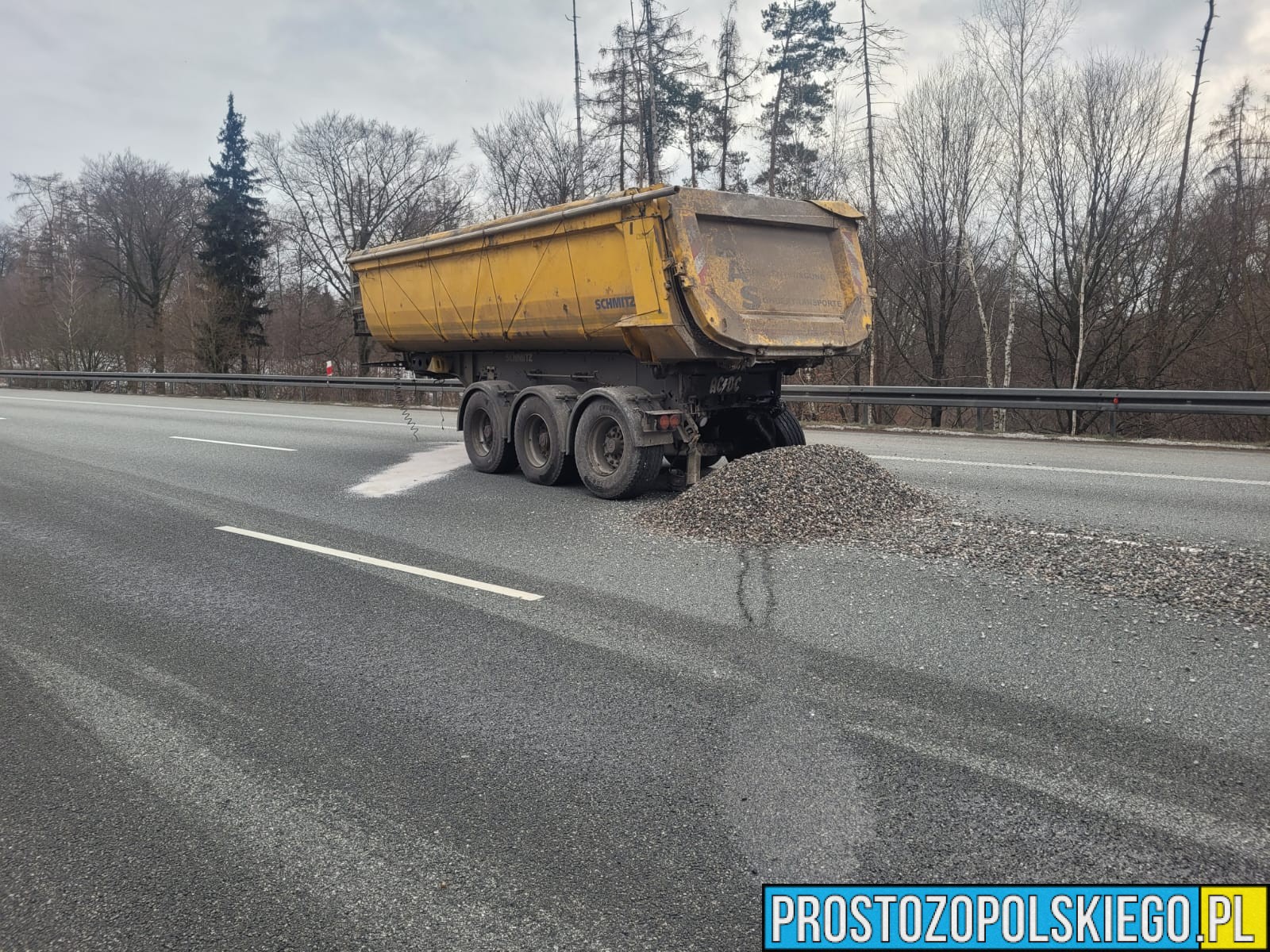 Zderzenie dwóch ciężarówek na autostradzie A4. Na miejscu lądował LPR.