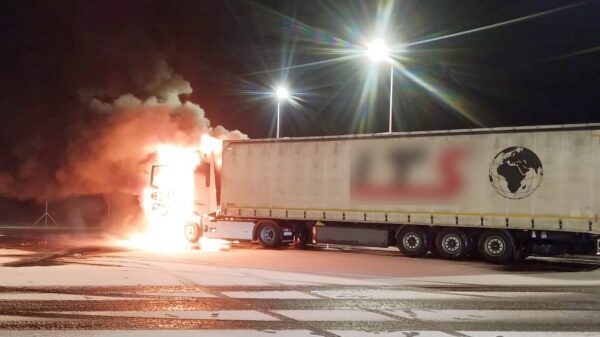 Pożar ciężarówki na mop Prószków. Kierowca poparzony zabrany do szpitala (Zdjęcia)