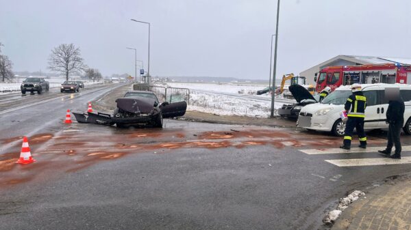 Zderzenie trzech samochodów na DK45 w Jełowej . Dwie osoby zabrane do szpitala.