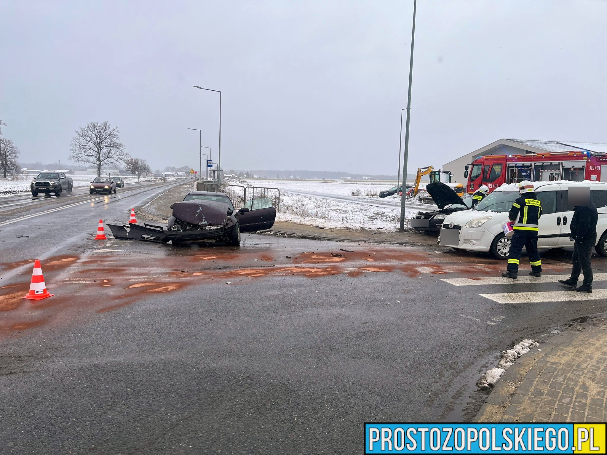 Zderzenie trzech samochodów na DK45 w Jełowej . Dwie osoby zabrane do szpitala.