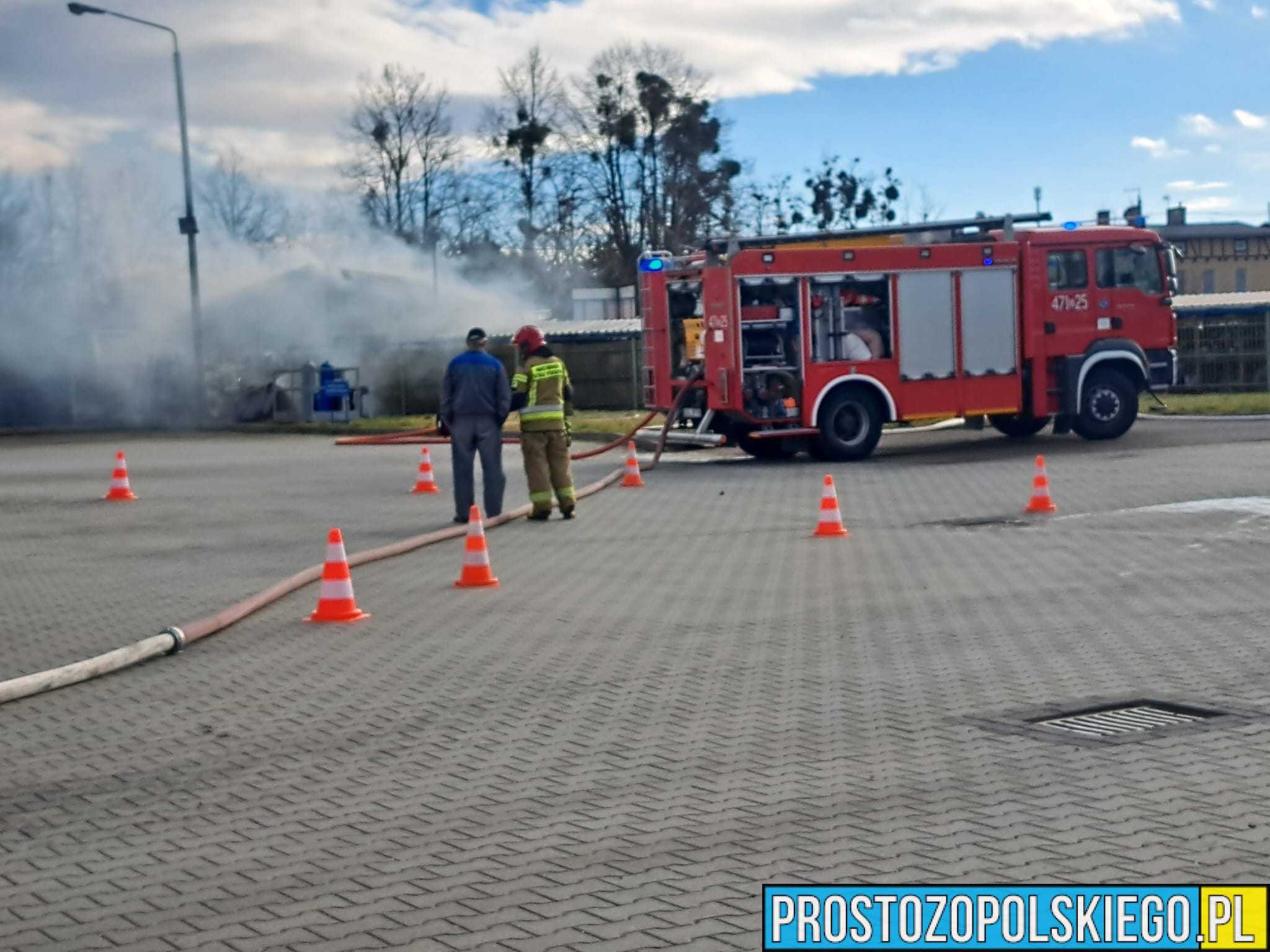 Pożar budynku w Praszce na ulicy Gorzowskiej .Na miejscu 8 zastępów straży z JRG i OSP (Zdjęcia &Wideo)