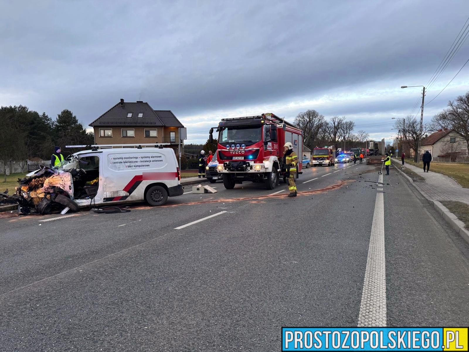 Zderzenie ciężarówki z osobówką na DK94 w Nakle. Jedna osoba zabrana do szpitala