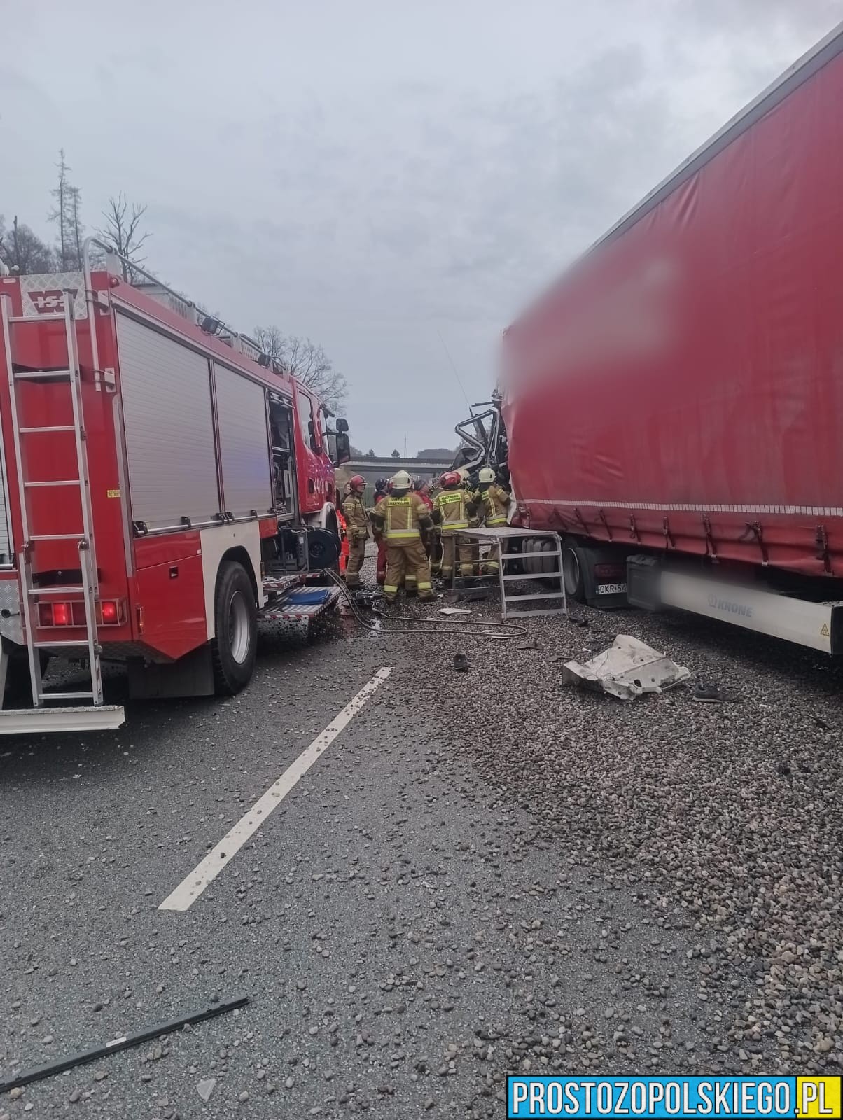 Zderzenie dwóch ciężarówek na autostradzie A4. Na miejscu lądował LPR.