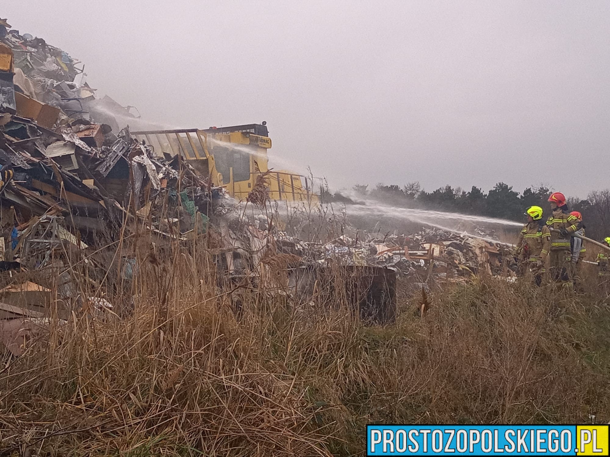 Pożar odpadów popowodziowych na wysypisku śmieci w Domaszkowicach gm. Nysa (Zdjęcia)