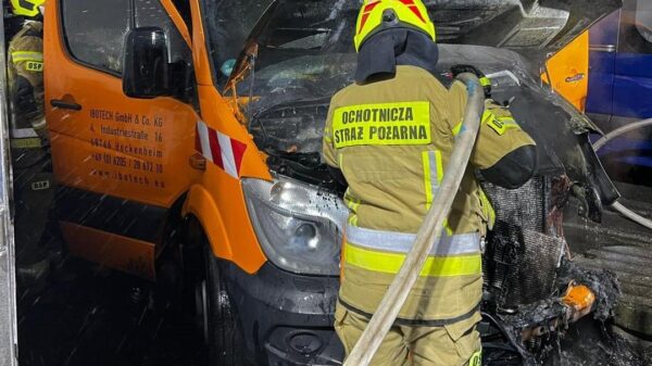 Pożar dostawczaka na terenie komisu w Kędzierzynie-Koźlu