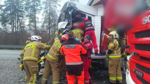 Zderzenie dwóch ciężarówek na autostradzie A4. Na miejscu lądował LPR.