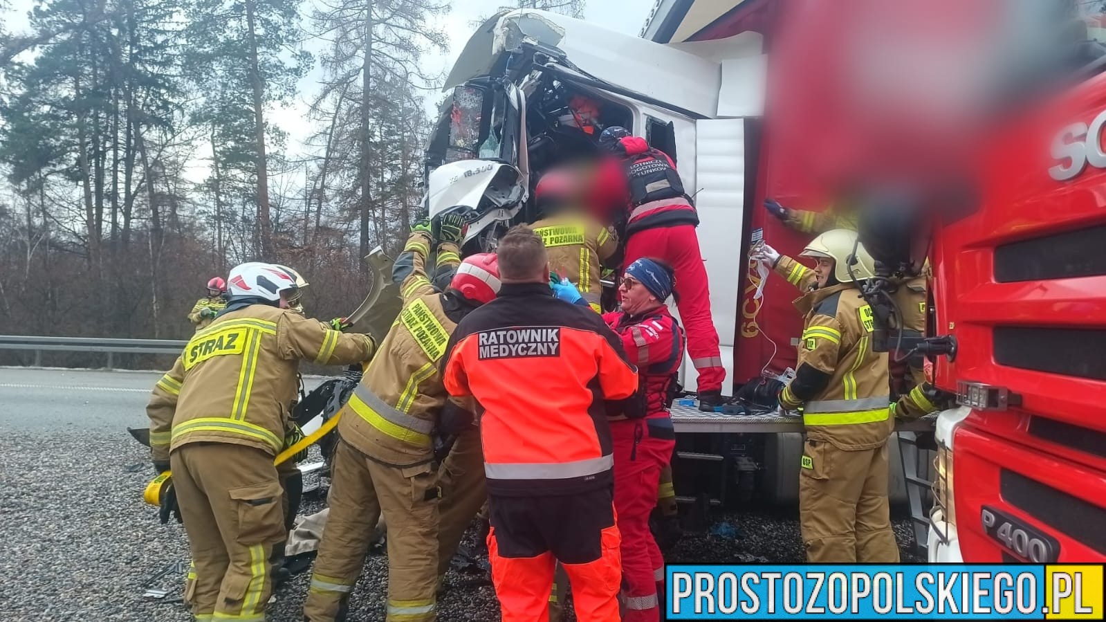 Zderzenie dwóch ciężarówek na autostradzie A4. Na miejscu lądował LPR.