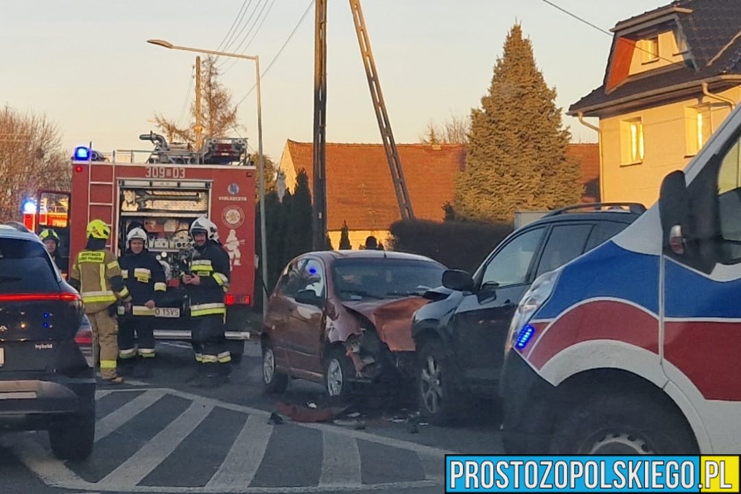 Czołowe zderzenie dwóch samochód osobowych w Dobrzeniu Wielkim koło remizy OSP (Zdjęcia &Wideo)