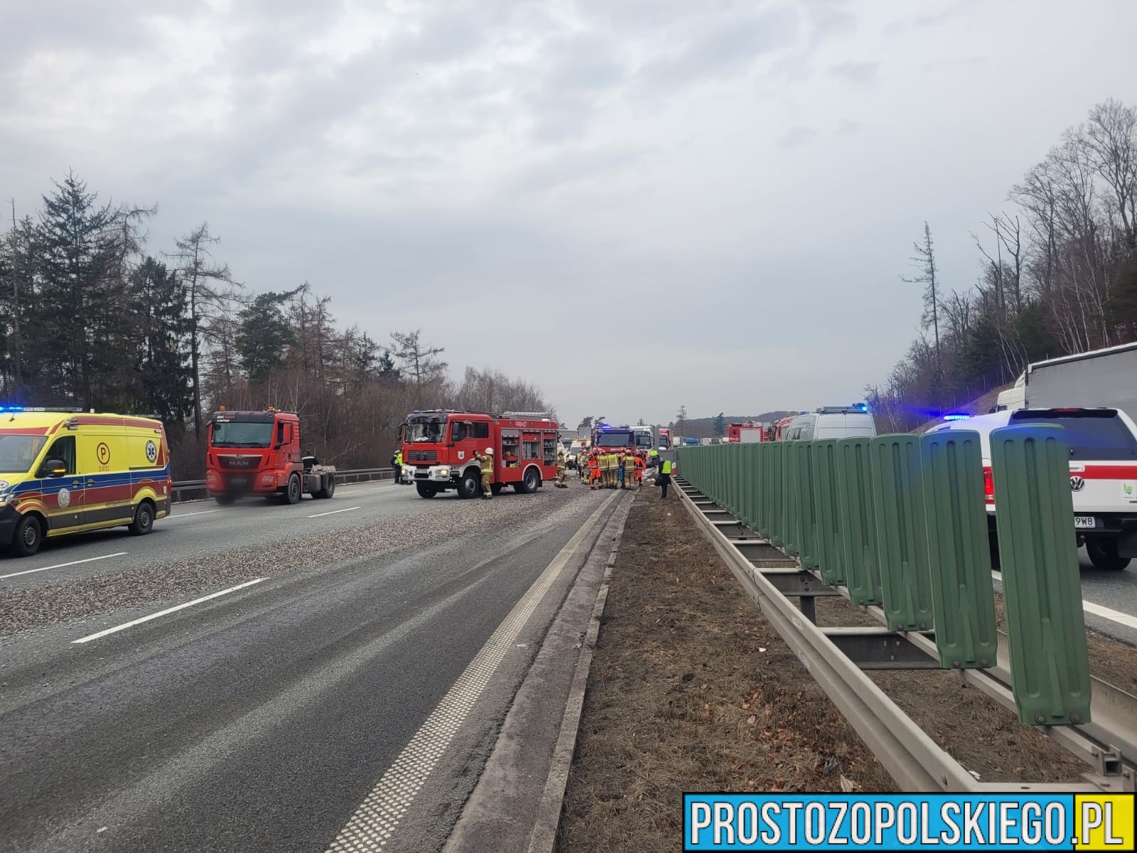 Zderzenie dwóch ciężarówek na autostradzie A4. Na miejscu lądował LPR.