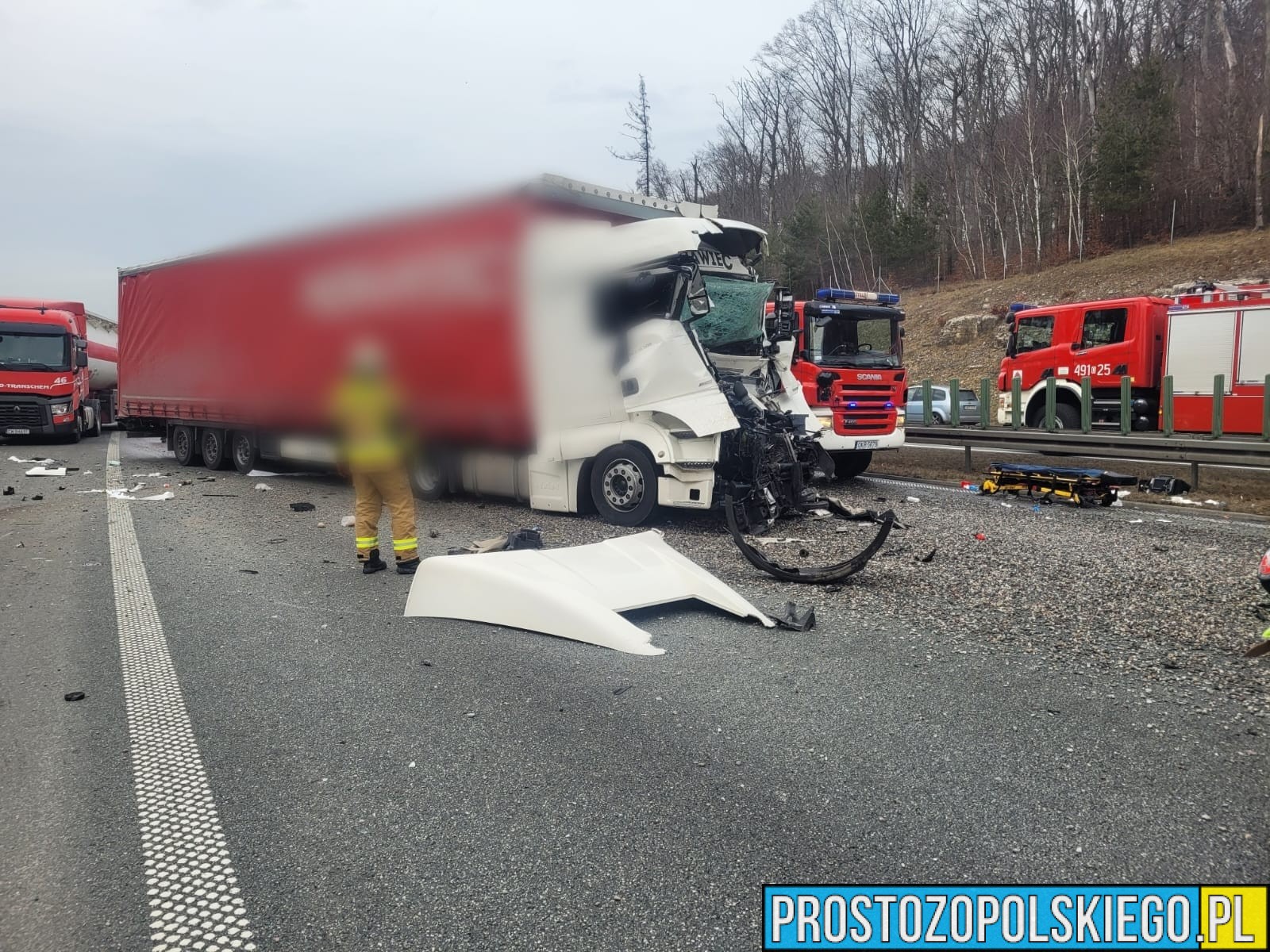 Zderzenie dwóch ciężarówek na autostradzie A4. Na miejscu lądował LPR.