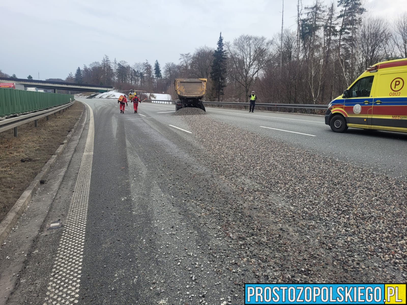 Zderzenie dwóch ciężarówek na autostradzie A4. Na miejscu lądował LPR.