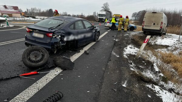 Zderzenie busa i osobówki na obwodnicy Opola. Jedna osoba poszkodowana