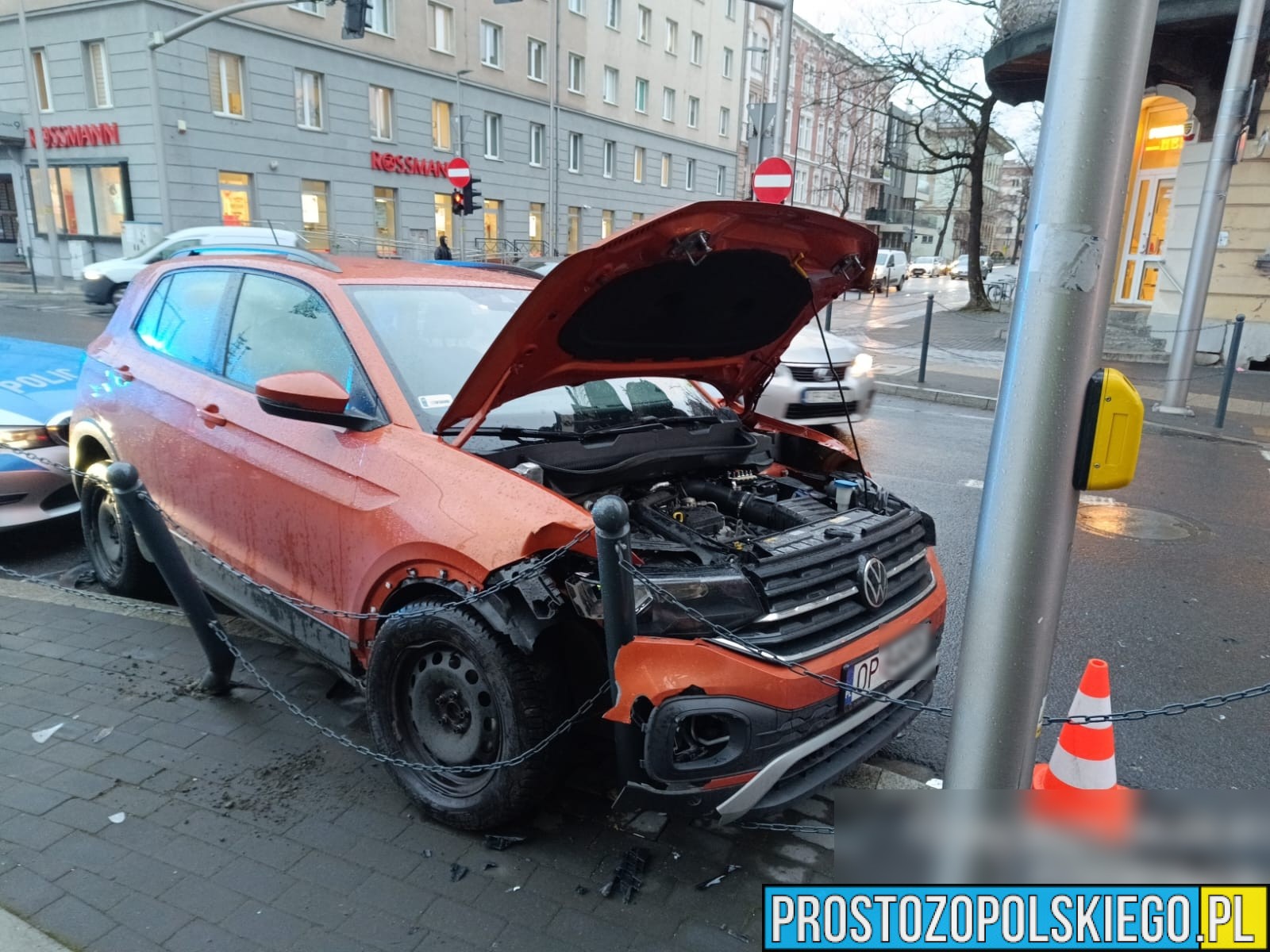 Zderzenie dwóch samochodów na ul.1-go Maja w Opolu. Jedna osoba została poszkodowana.