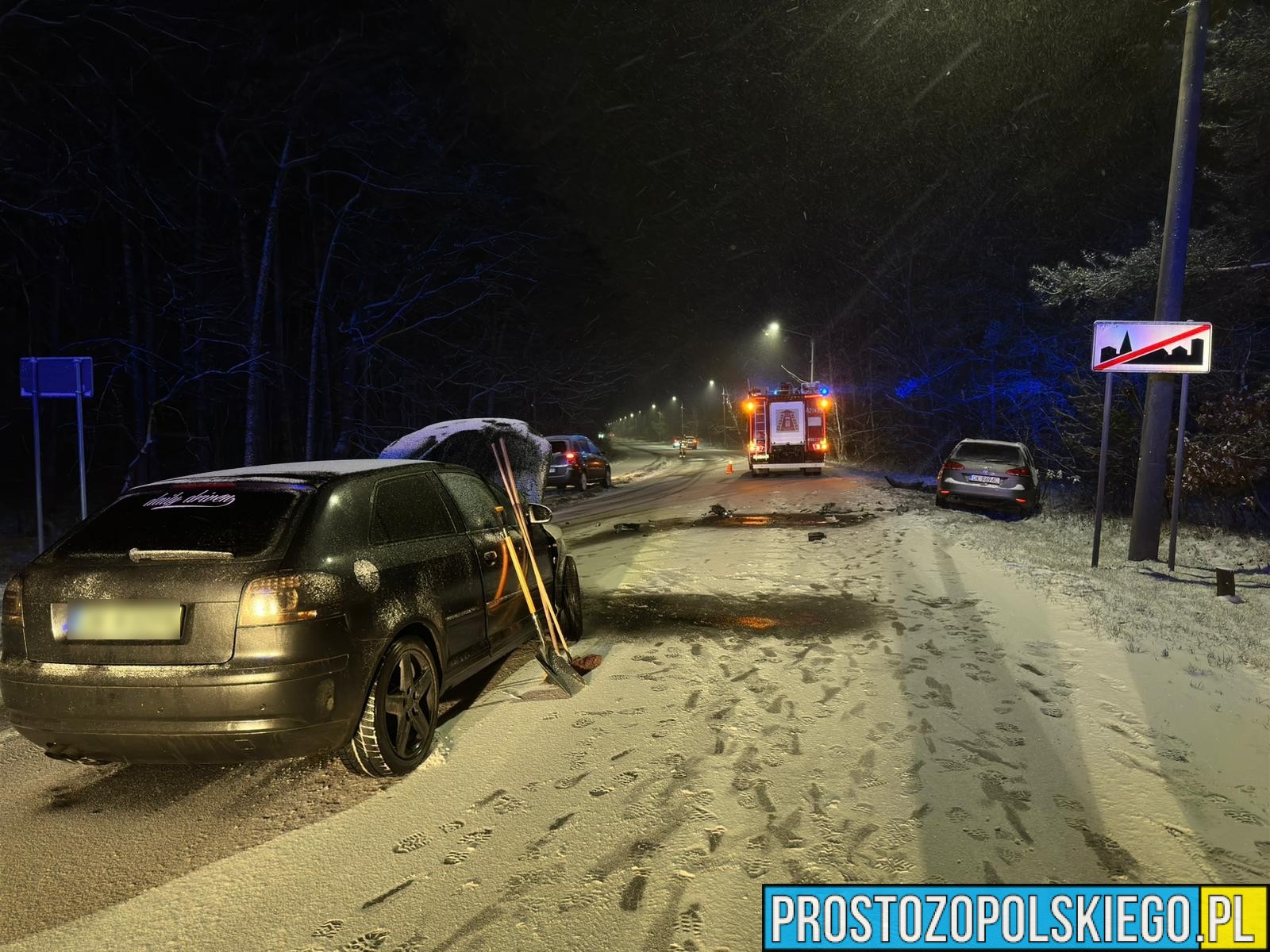 Zderzenie dwóch samochodów w Kędzierzynie Koźlu. Na drodze panują trudne warunki pogodowe.