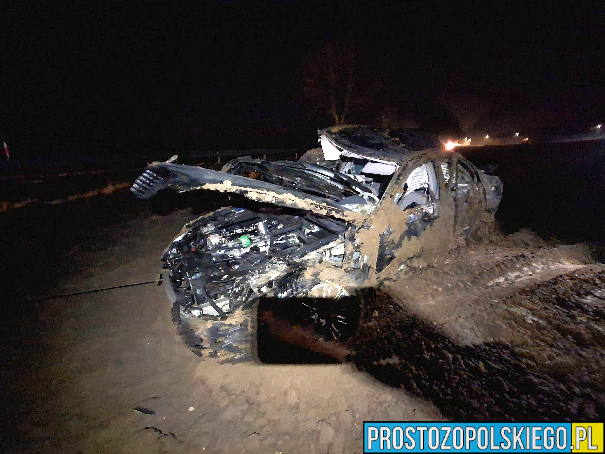 Dachowanie mercedesa w miejscowości Skarbimierz. Trzy osoby zabrane do szpitala (Zdjęcia)