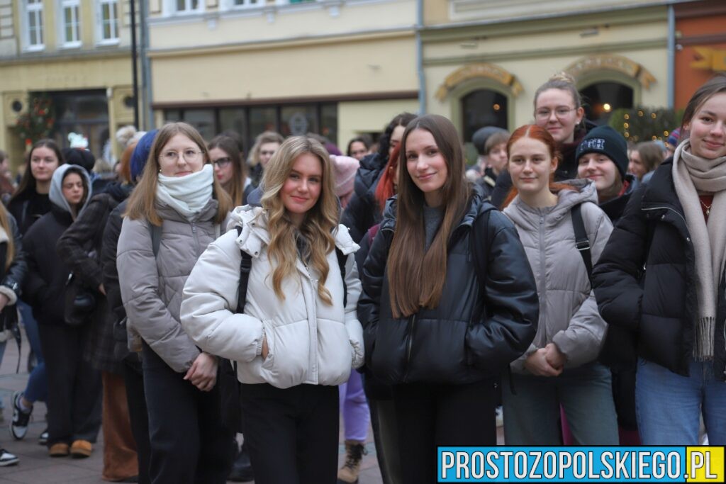 polonez, polonez Opole, prezydent Opola, polonez na opolskim rynku, maturzyści polonez, opolscy maturzyści odtańczyli poloneza, 