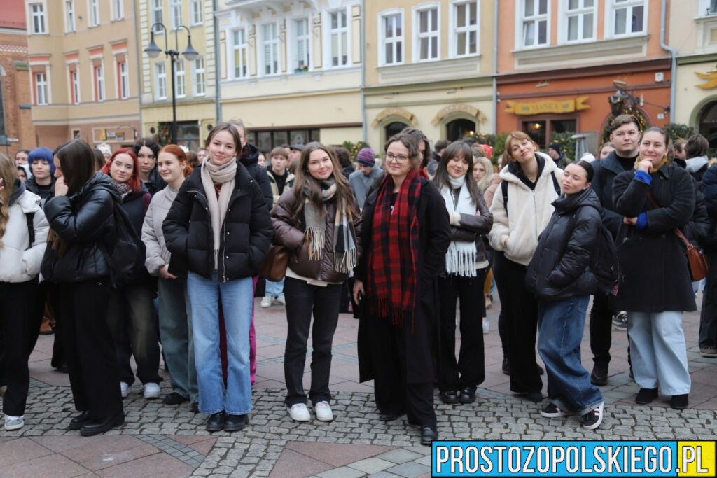 polonez, polonez Opole, prezydent Opola, polonez na opolskim rynku, maturzyści polonez, opolscy maturzyści odtańczyli poloneza, 