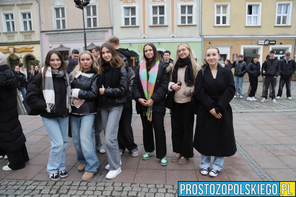 polonez, polonez Opole, prezydent Opola, polonez na opolskim rynku, maturzyści polonez, opolscy maturzyści odtańczyli poloneza, 