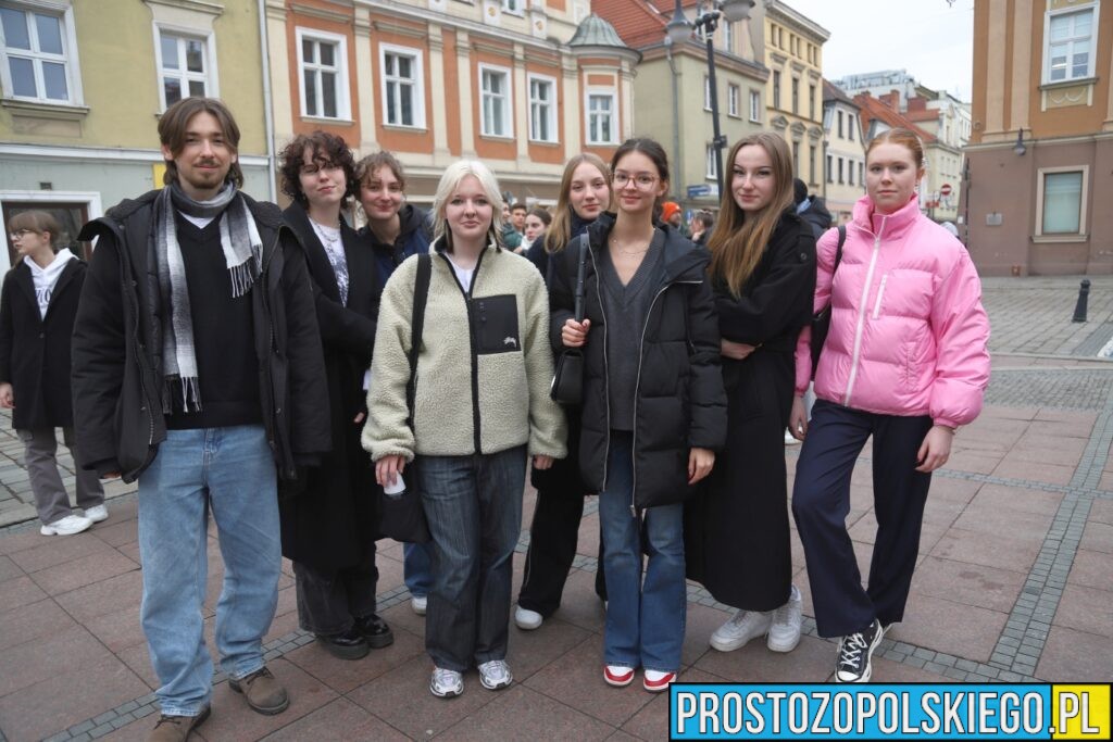 polonez, polonez Opole, prezydent Opola, polonez na opolskim rynku, maturzyści polonez, opolscy maturzyści odtańczyli poloneza, 