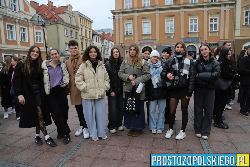 polonez, polonez Opole, prezydent Opola, polonez na opolskim rynku, maturzyści polonez, opolscy maturzyści odtańczyli poloneza, 