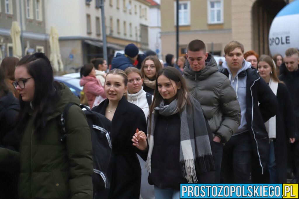 polonez, polonez Opole, prezydent Opola, polonez na opolskim rynku, maturzyści polonez, opolscy maturzyści odtańczyli poloneza, 