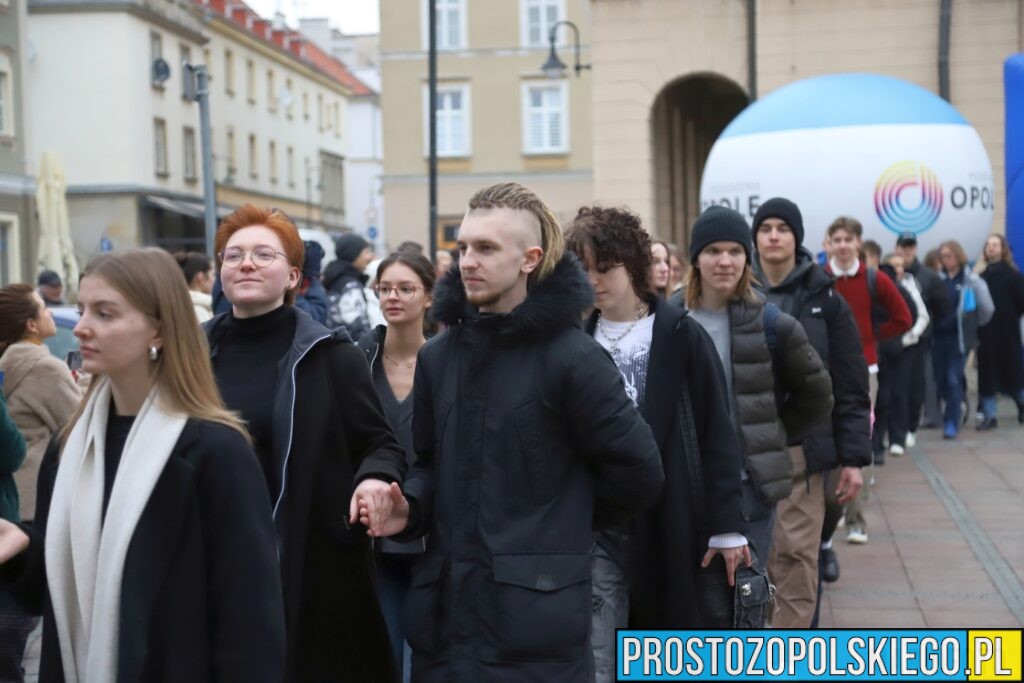 polonez, polonez Opole, prezydent Opola, polonez na opolskim rynku, maturzyści polonez, opolscy maturzyści odtańczyli poloneza, 